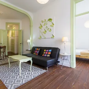 alfama-tailor-made-green-house-with-a-view-2.hotels-lisbon-portugal.com/