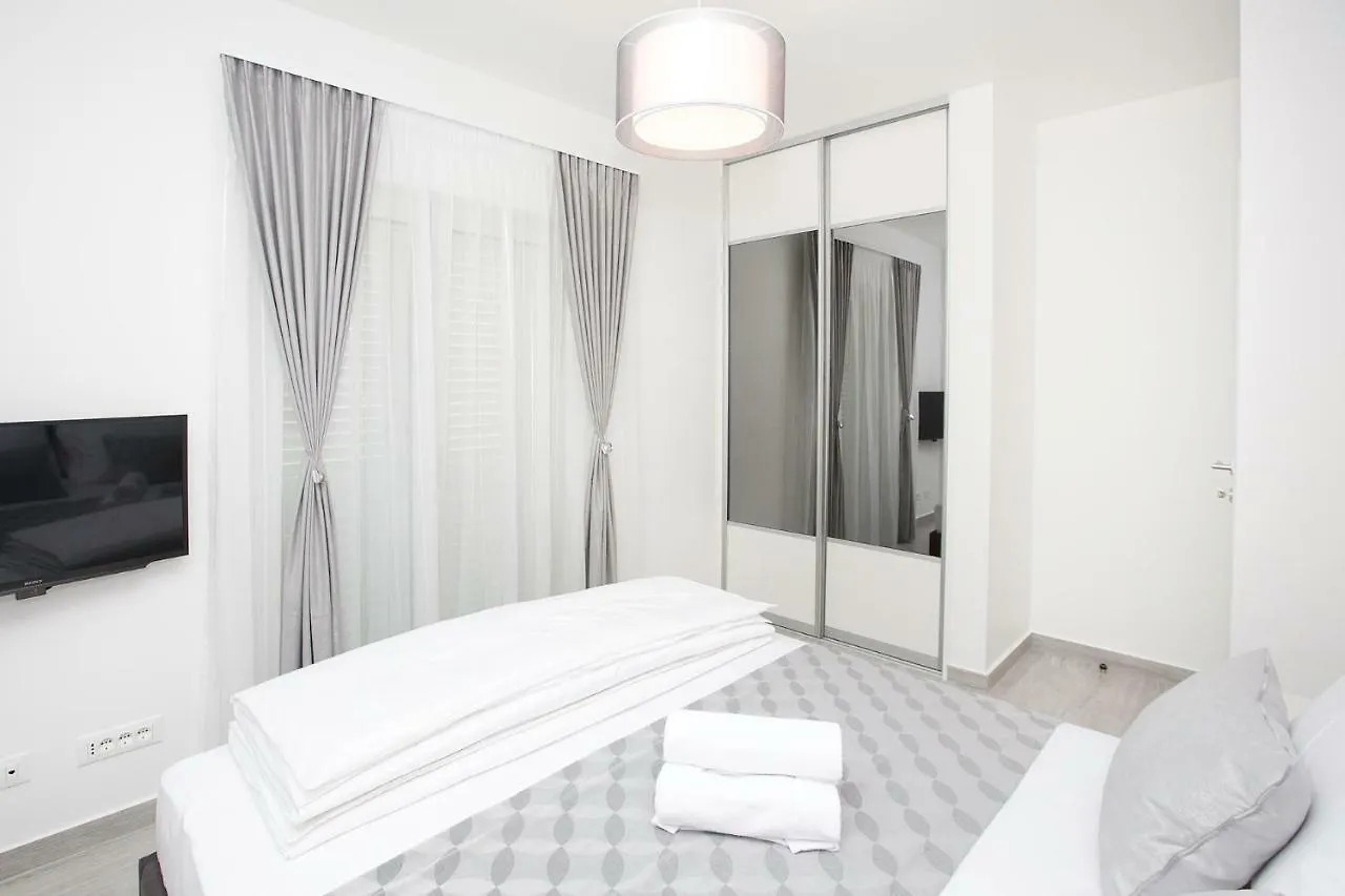 טרוגיר Villa Apartments Art
