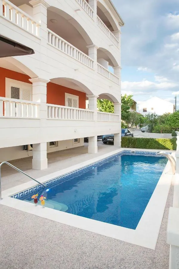 טרוגיר Villa Apartments Art