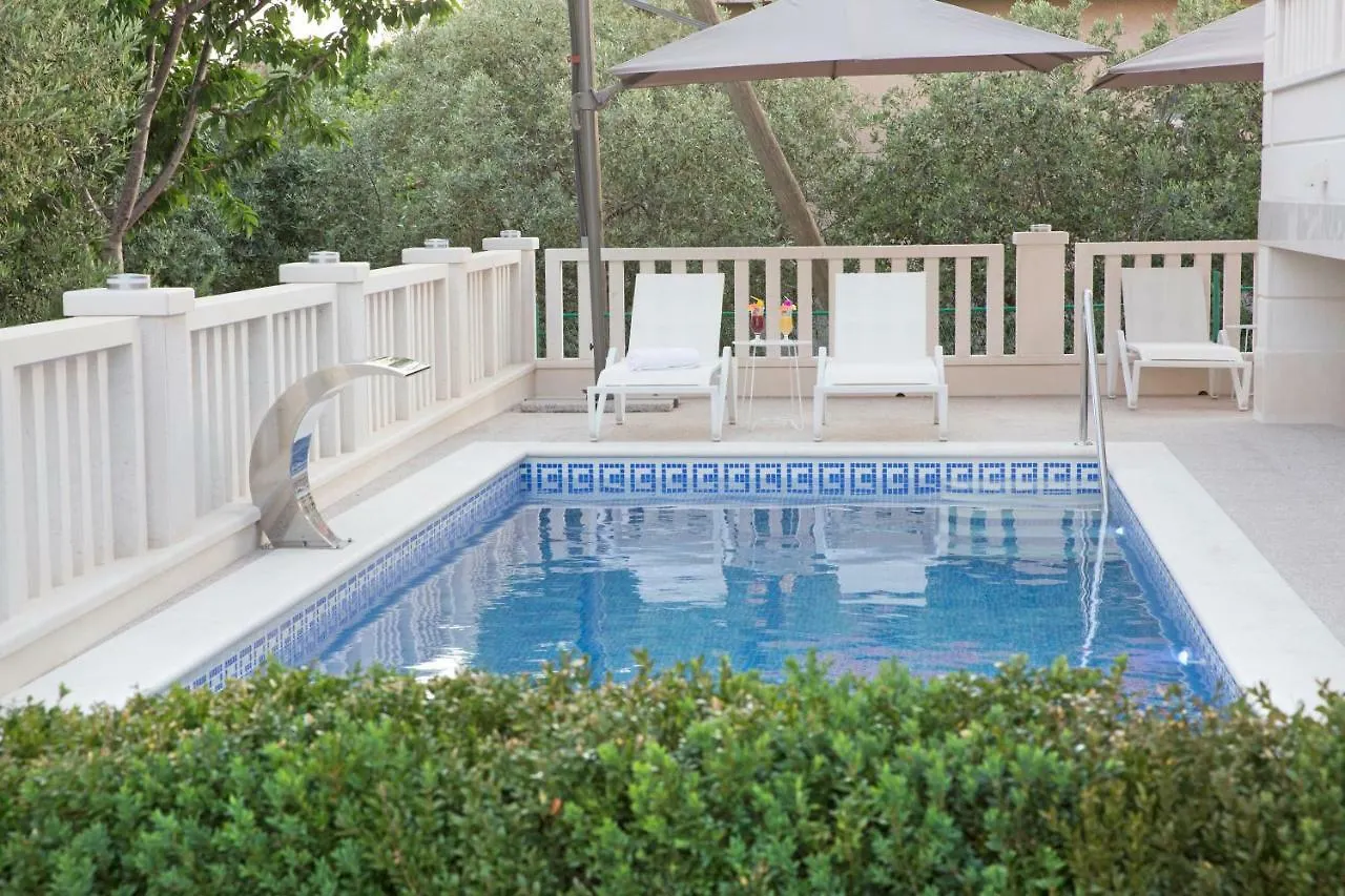 טרוגיר Villa Apartments Art 0*,