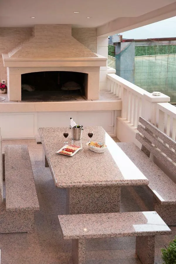 טרוגיר Villa Apartments Art 0*,